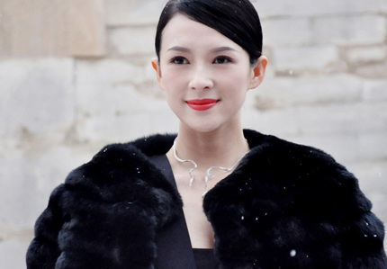 张子怡穿着高跟鞋鞭打马匹击中精子。